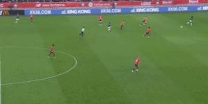 博鱼-超巨失误！澳大利亚国门马修-瑞安禁区内带球拌蒜，法甲送大礼