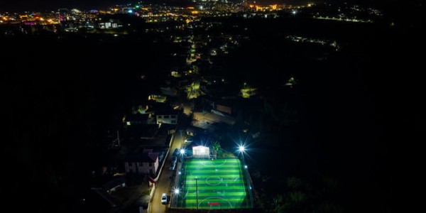 养牛、巡边、踢足球，他一样不差！