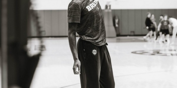 威少重返母校UCLA参与训练 亲自指导年轻球员保持竞技状态