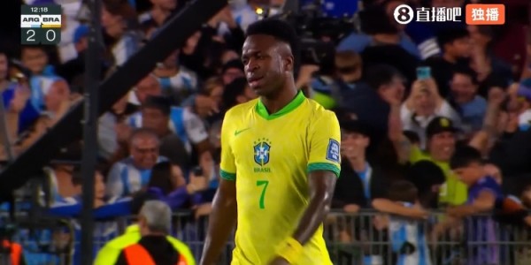 开场12分钟0-2落后阿根廷，维尼修斯无奈摇头