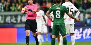 两边不讨好！马宁全场判罚5黄1红1点，吧友打出2.3分低分