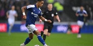 博鱼-镜报：多队关注伊镇中场哈钦森，蓝军拥有该球员25%二转分成